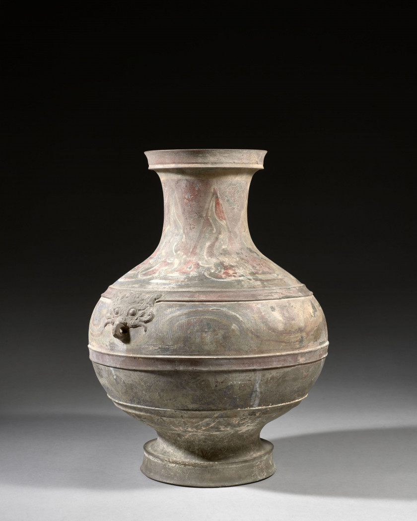 VASE HU EN TERRE CUITE GRISE, Chine, dynastie Han (206 av. J.C. - 220 ap. J.C)