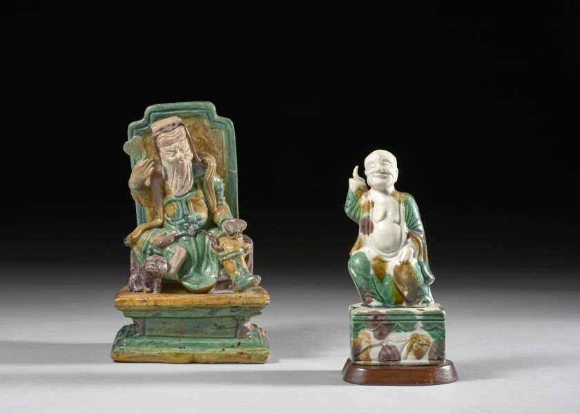 STATUETTE D'IMMORTEL EN GRÈS ÉMAILLÉ VERT, JAUNE ET AUBERGINE ET STATUETTE DE LUOHAN EN GRÈS ÉMAILLÉ ARLEQUIN, Chine, dynastie Qing,..