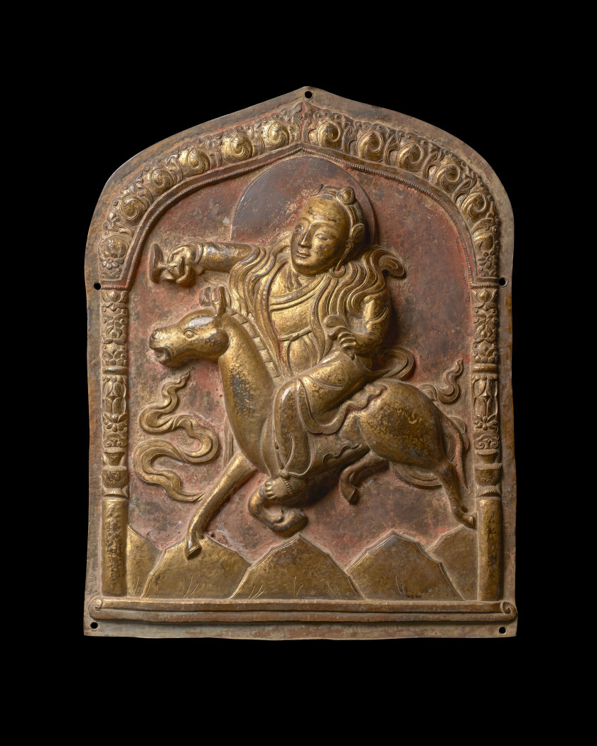 PLAQUE EN CUIVRE REPOUSSÉ ET DORÉ, Tibet, début du XIXe siècle