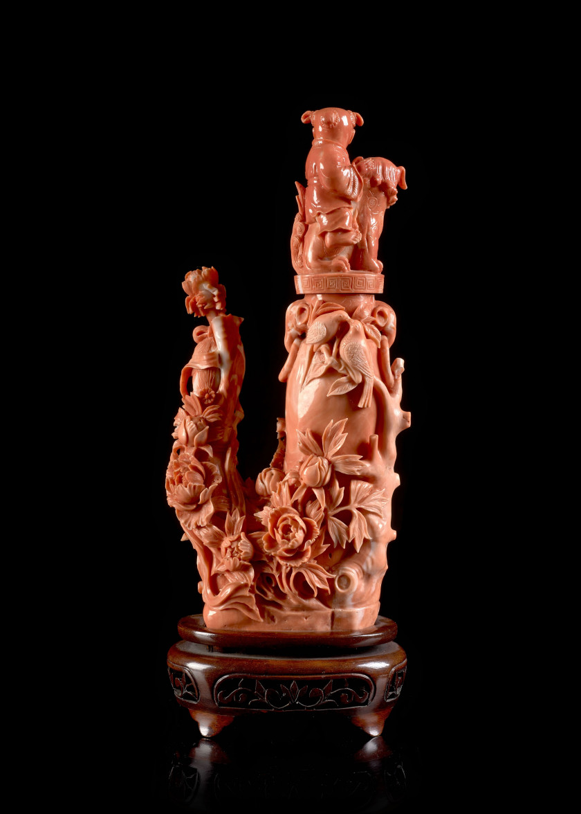 VASE EN CORAIL SCULPTÉ, Chine
