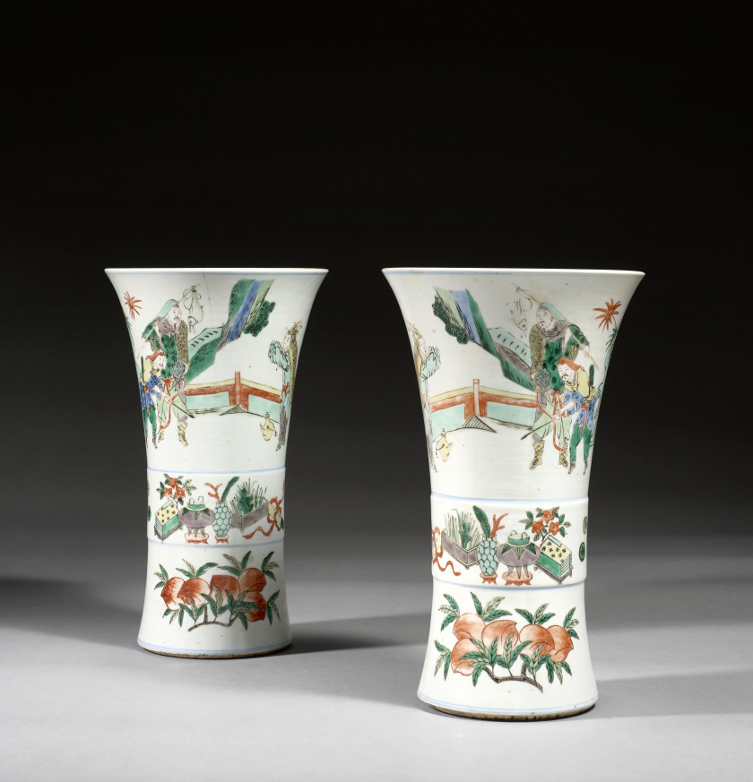 PAIRE DE VASES GU EN PORCELAINE FAMILLE VERTE, Chine, dynastie Qing, XIXe siècle