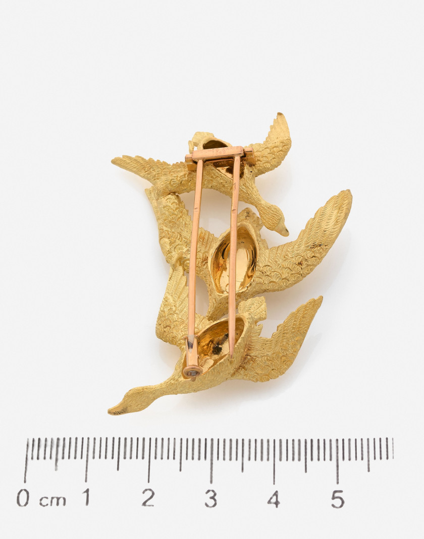 HERMES Clip de corsage Trois canards en or gravé et saphirs A sapphire and engraved gold three ducks clip