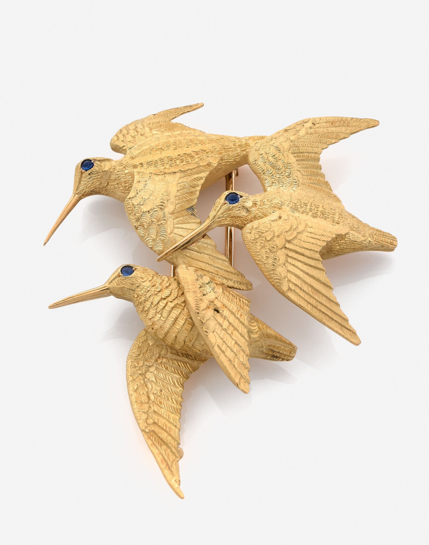 HERMES Clip de corsage Trois colibris en or gravé et saphirs A sapphire and engraved gold "Three colibris" clip