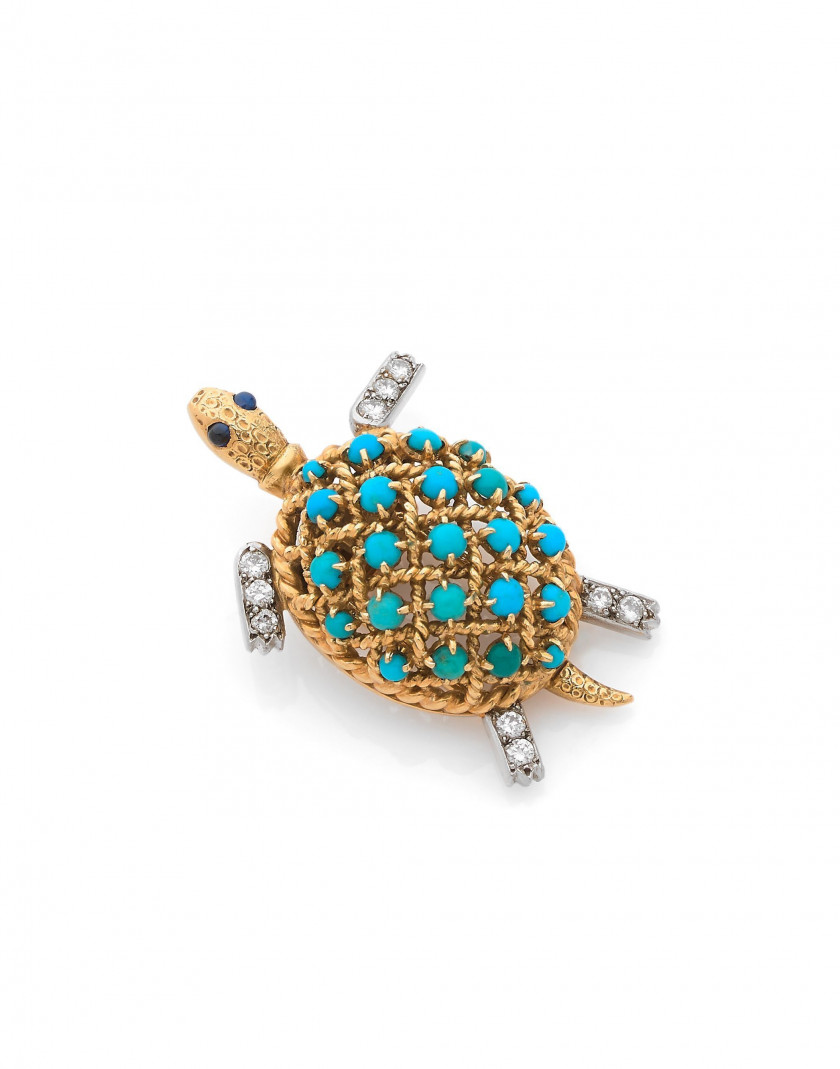 CARTIER Clip Tortue or, turquoises, diamants, saphirs, v. 1950 A turquoise, diamond, sapphire, gold and platinum turtle clip, ca. 1950