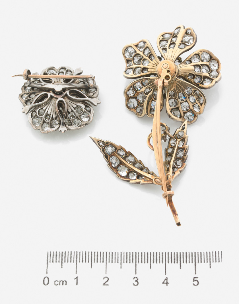 Deux broches fleur d'églantine