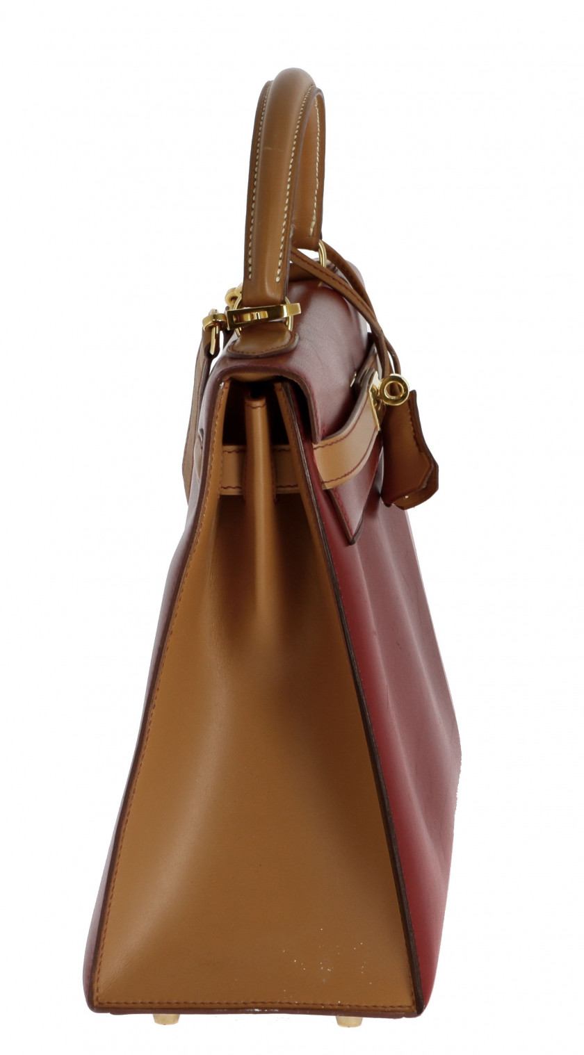 HERMÈS 1995  Sac KELLY Sellier 32 Box rouge, bordeaux et gold Garniture métal plaqué or Bandoulière  KELLY Sellier 3...