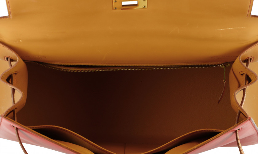 HERMÈS 1995  Sac KELLY Sellier 32 Box rouge, bordeaux et gold Garniture métal plaqué or Bandoulière  KELLY Sellier 3...