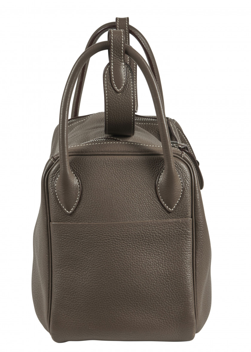 HERMÈS 2007  Sac LINDY 30 Taurillon Clémence Étoupe Piqué sellier blanc Garniture métal argenté palladié  LINDY 30 b...