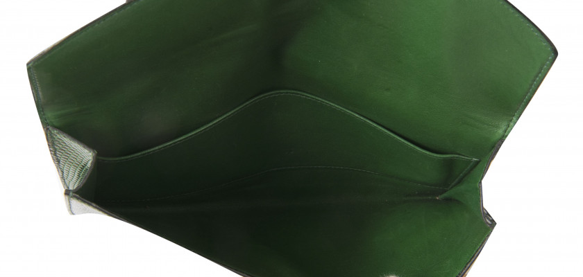 HERMÈS Circa 1980  Pochette RIO Varan du Nil vert (Varanus niloticus) II/B Garniture en bois et en métal plaqué or  RI...