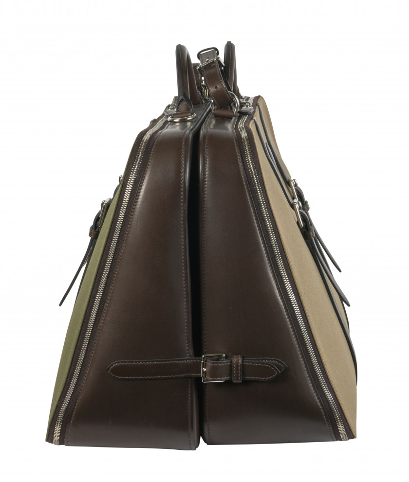 HERMÈS  Deux sacs de voyage HECTOR Veau Chamonix marron, toile kaki et taupe Garniture métal argenté palladié Bandoulière...