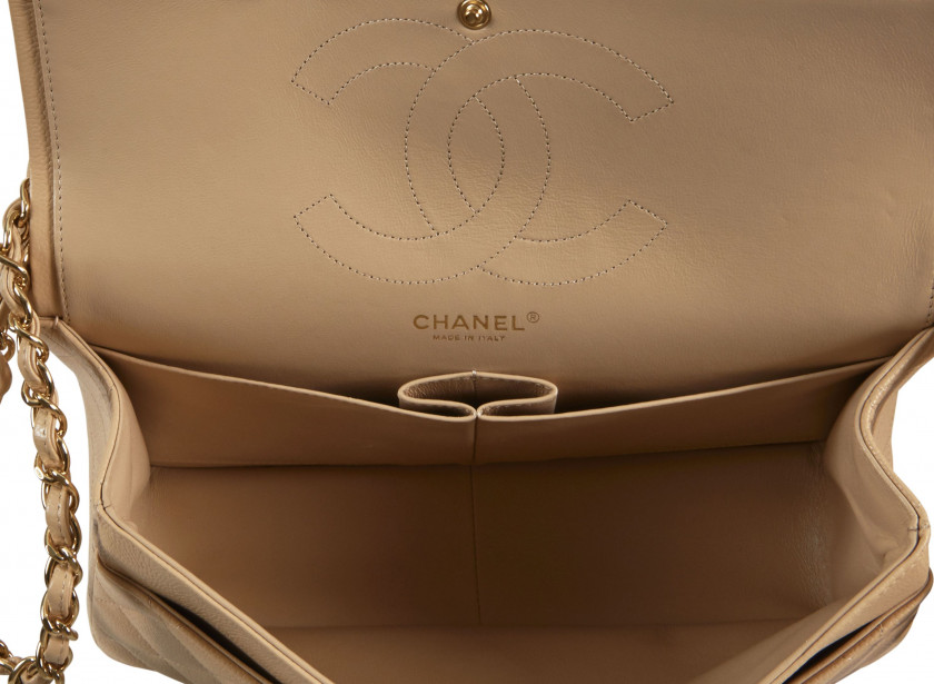 CHANEL Circa 2015/16  Sac TIMELESS JUMBO Cuir caviar matelassé beige Garnitures en métal doré Dimensions : 30 x 20 x 10...