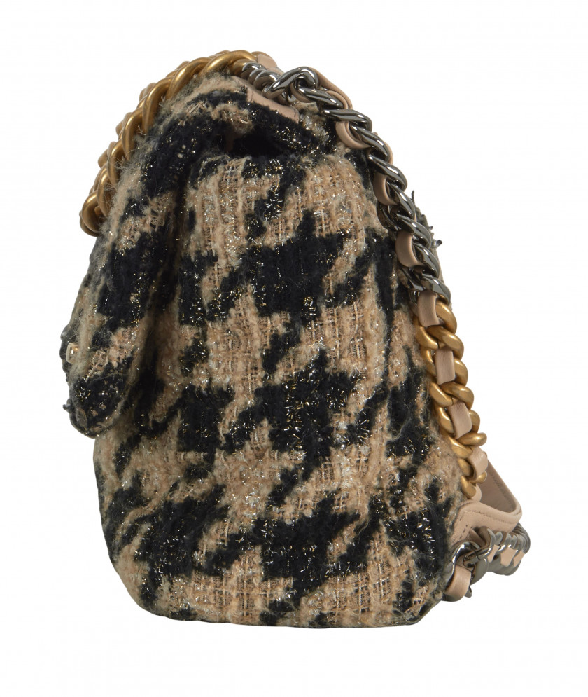 CHANEL 2019 Sac CHANEL 19  Tweed à motif pied-de-coq beige et noir Anse chaîne Garnitures en métal doré et argenté Dim...