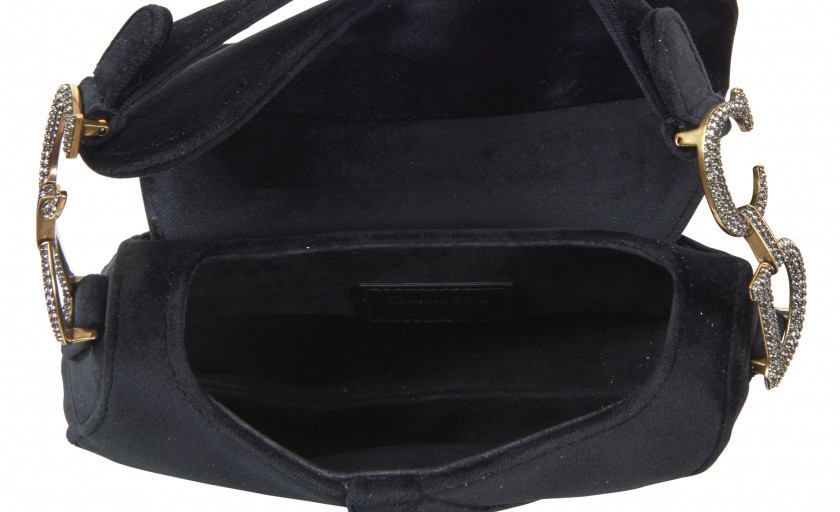 CHRISTIAN DIOR  Sac SADDLE Mini Velours noir Garnitures en métal doré strassé Dimensions : 20 x 15 x 6 cm  Mini SADDLE...