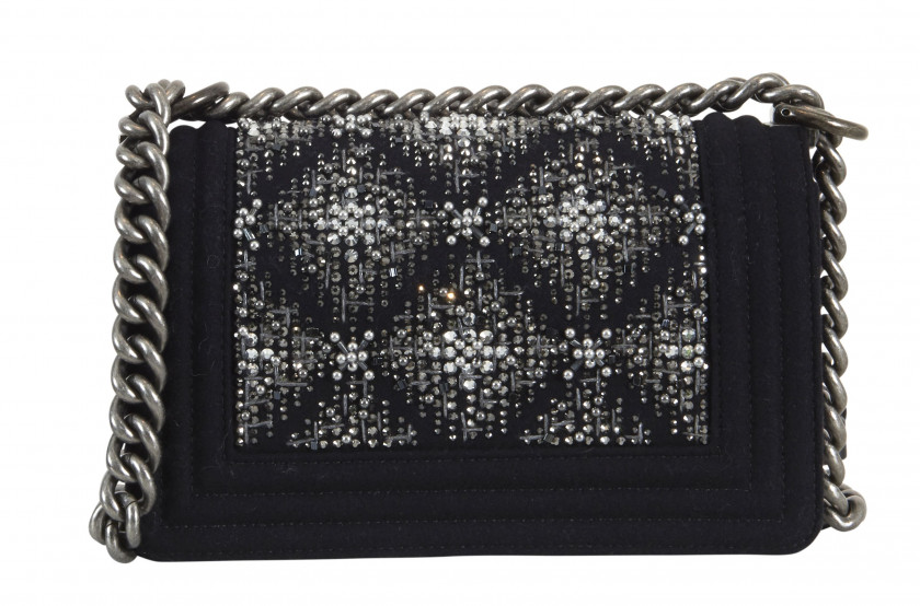 CHANEL 2019  Petit sac BOY Laine noire brodée de perles et de strass Anse chaîne Garnitures en métal argenté Dimension...