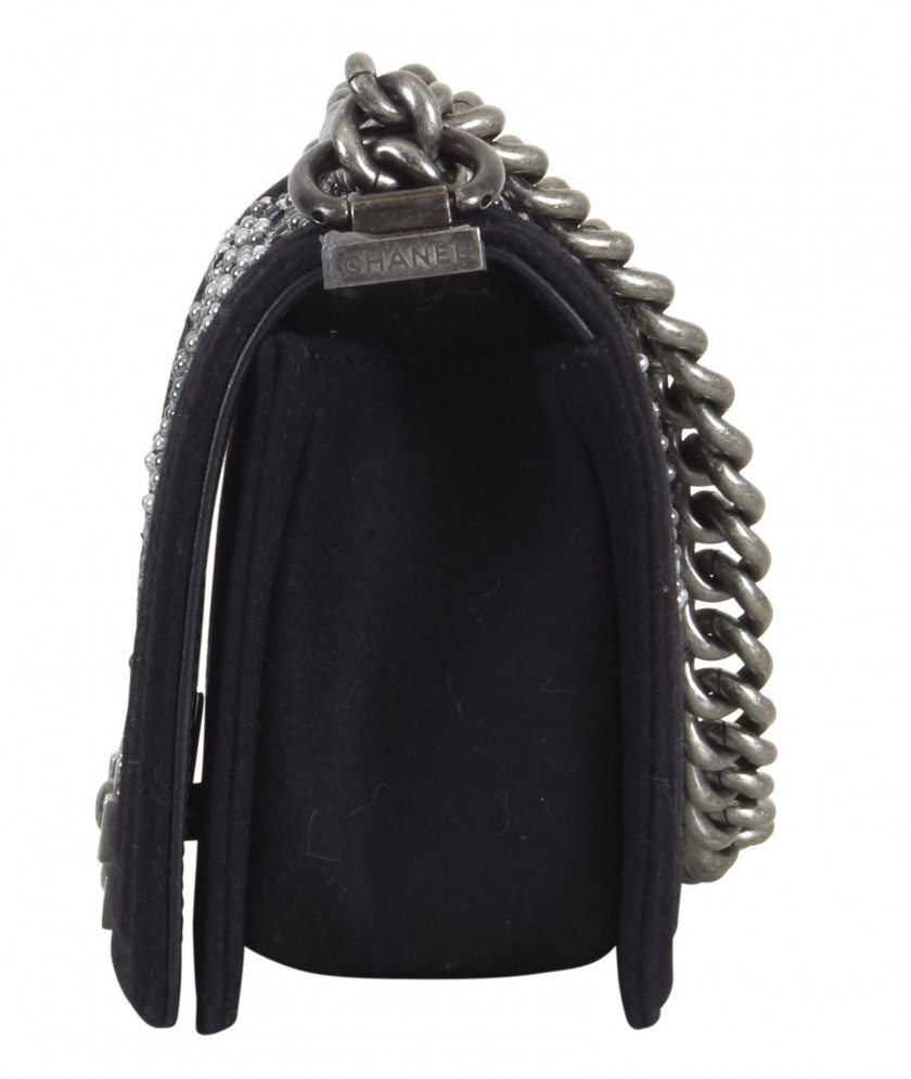 CHANEL 2019  Petit sac BOY Laine noire brodée de perles et de strass Anse chaîne Garnitures en métal argenté Dimension...