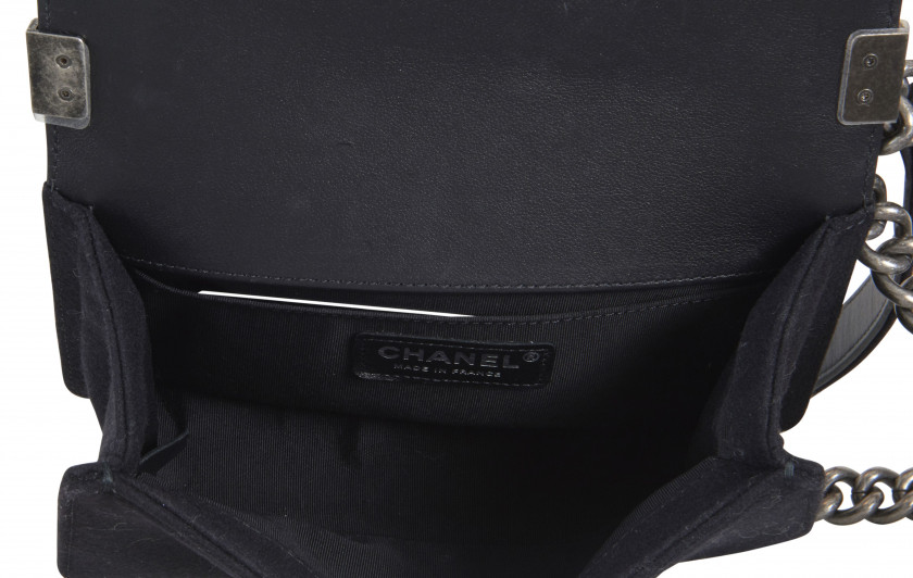 CHANEL 2019  Petit sac BOY Laine noire brodée de perles et de strass Anse chaîne Garnitures en métal argenté Dimension...