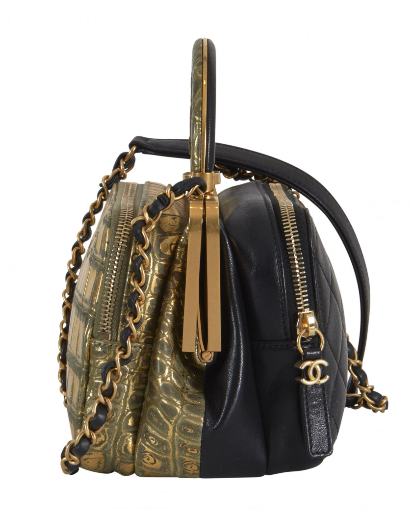 CHANEL Métiers d'Art 2018/19 Paris-New York  Sac Cuir embossé doré d'un côté et matelassé noir de l'autre Anse chaîne Ga...