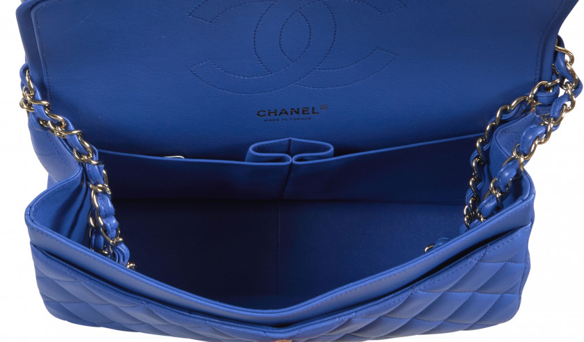 CHANEL Circa 2015/16  Sac TIMELESS JUMBO Cuir matelassé bleu Garnitures en métal doré Dimensions : 30 x 20 x 10 cm  ...