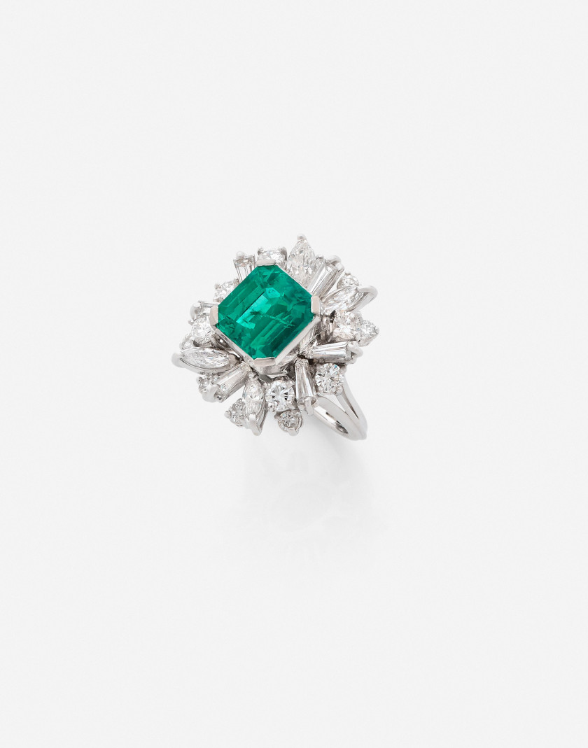 Bague en or gris, émeraude et diamants  An emerald, diamond and white gold ring