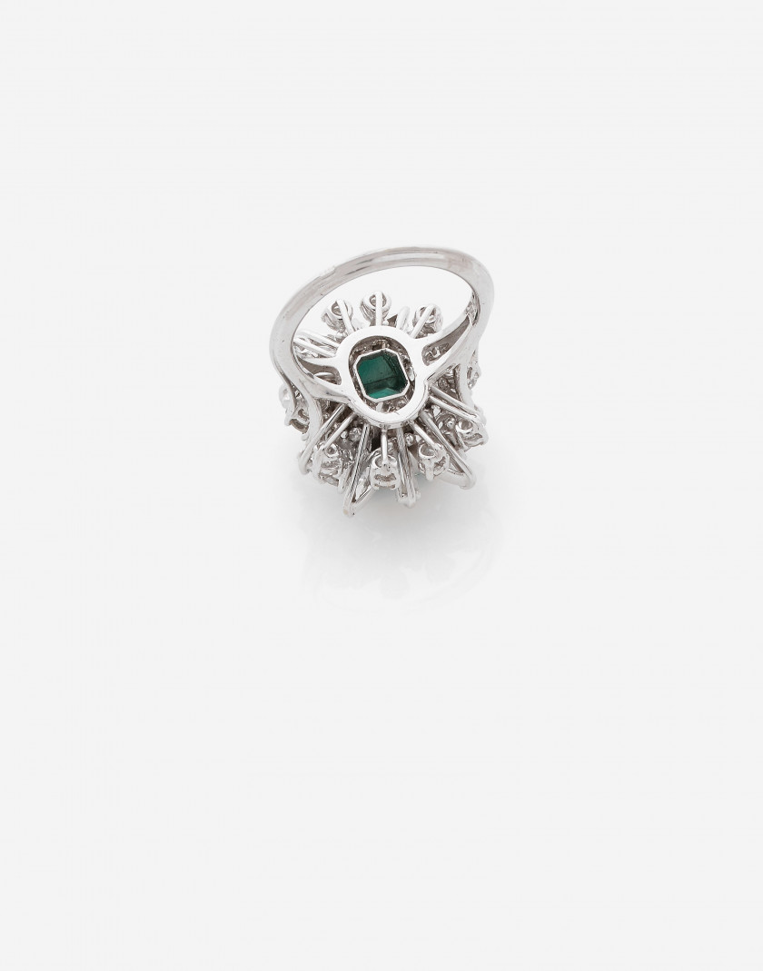 Bague en or gris, émeraude et diamants  An emerald, diamond and white gold ring