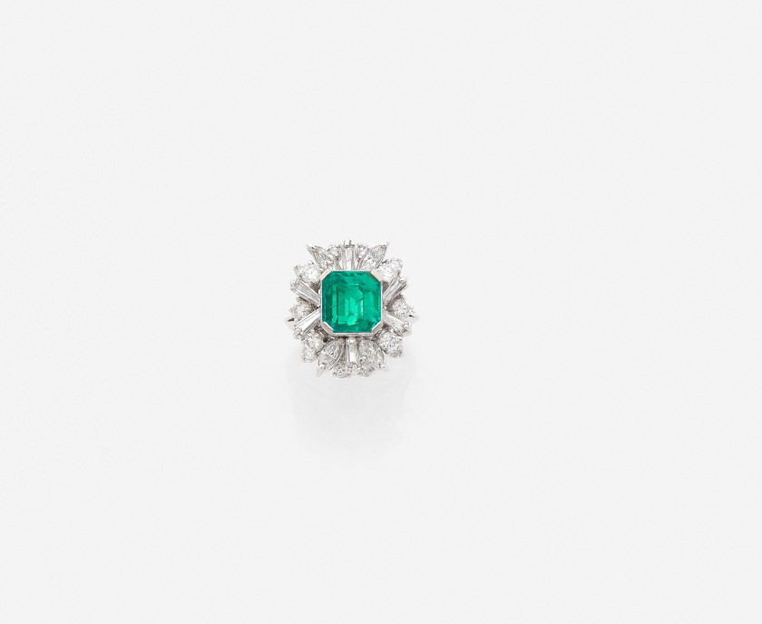Bague en or gris, émeraude et diamants  An emerald, diamond and white gold ring