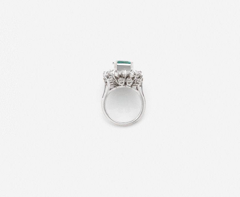 Bague en or gris, émeraude et diamants  An emerald, diamond and white gold ring