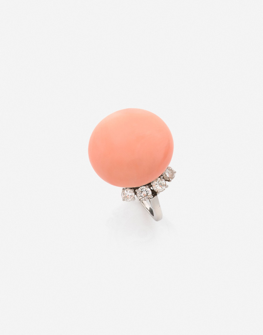 Bague Platine, corail peau d'ange et diamants, vers 1950-1960 An angel's skin coral, diamond and platinum ring, circa 1950-1960