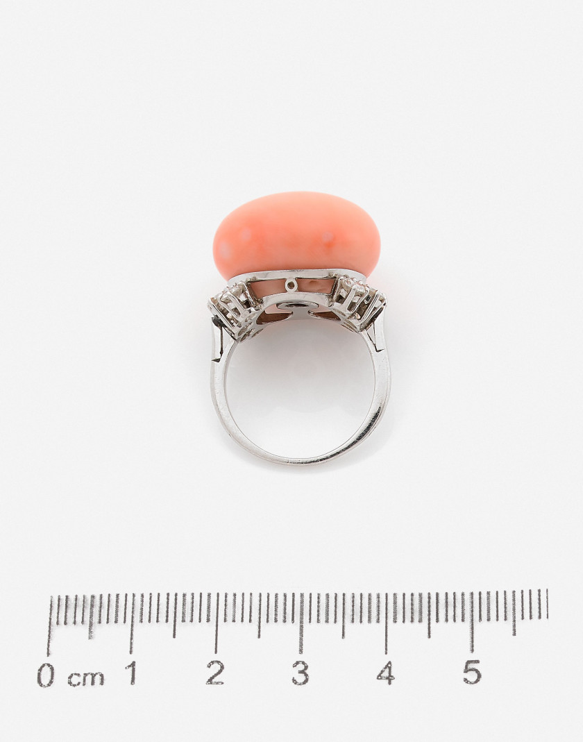 Bague Platine, corail peau d'ange et diamants, vers 1950-1960 An angel's skin coral, diamond and platinum ring, circa 1950-1960