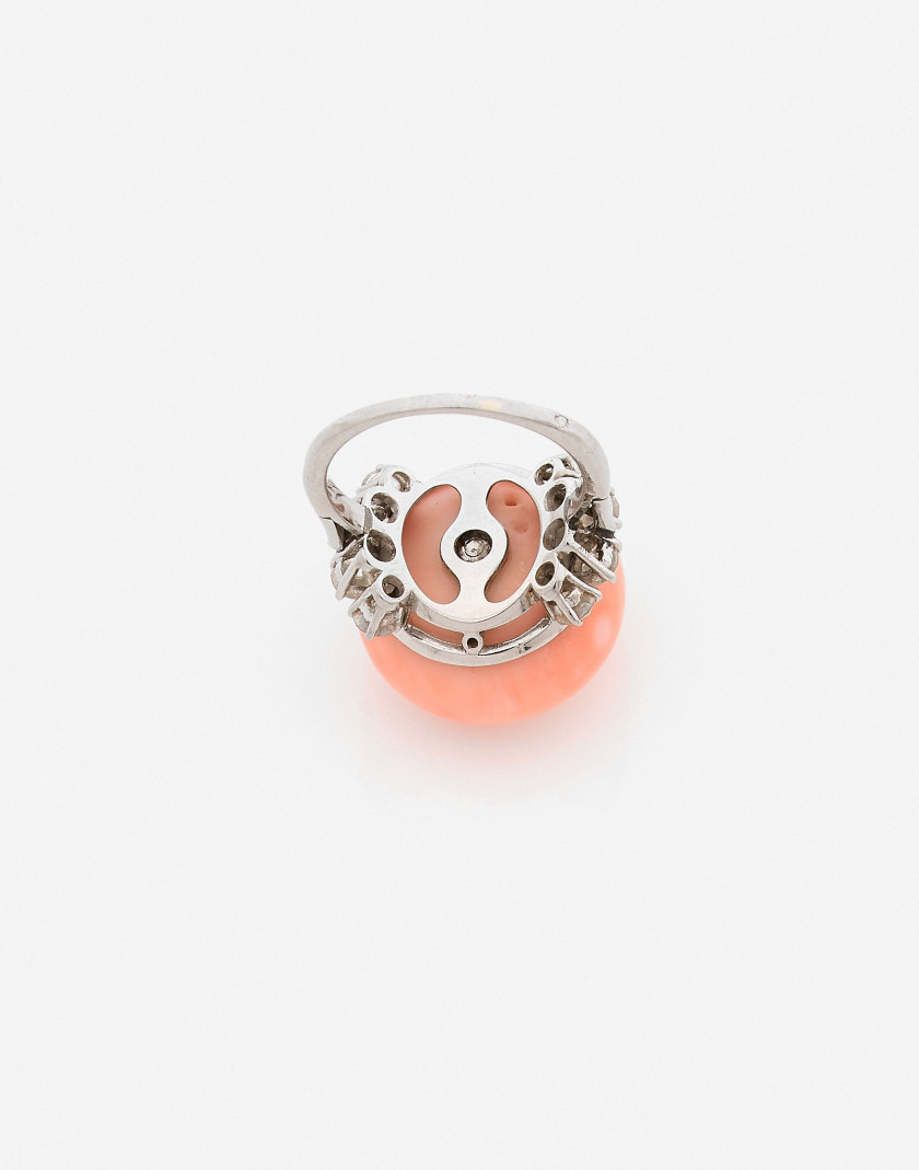 Bague Platine, corail peau d'ange et diamants, vers 1950-1960 An angel's skin coral, diamond and platinum ring, circa 1950-1960