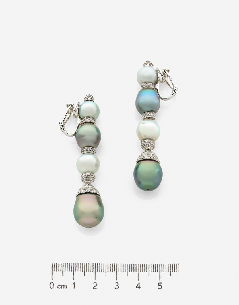 REPOSSI  Paire de pendants d'oreilles