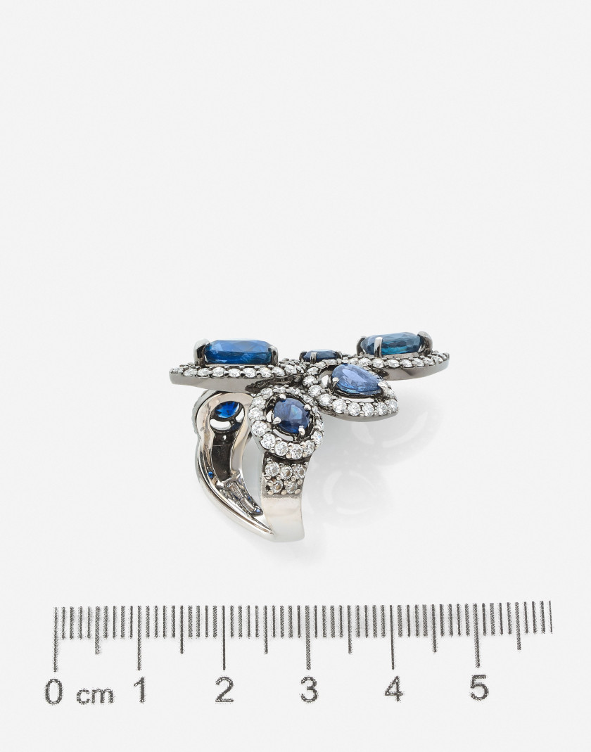 REPOSSI Bague En or noirci 18k, ajourée, sertie de saphirs ronds, poires ou coeur, chacun dans un entourage de diamants taillés en bril