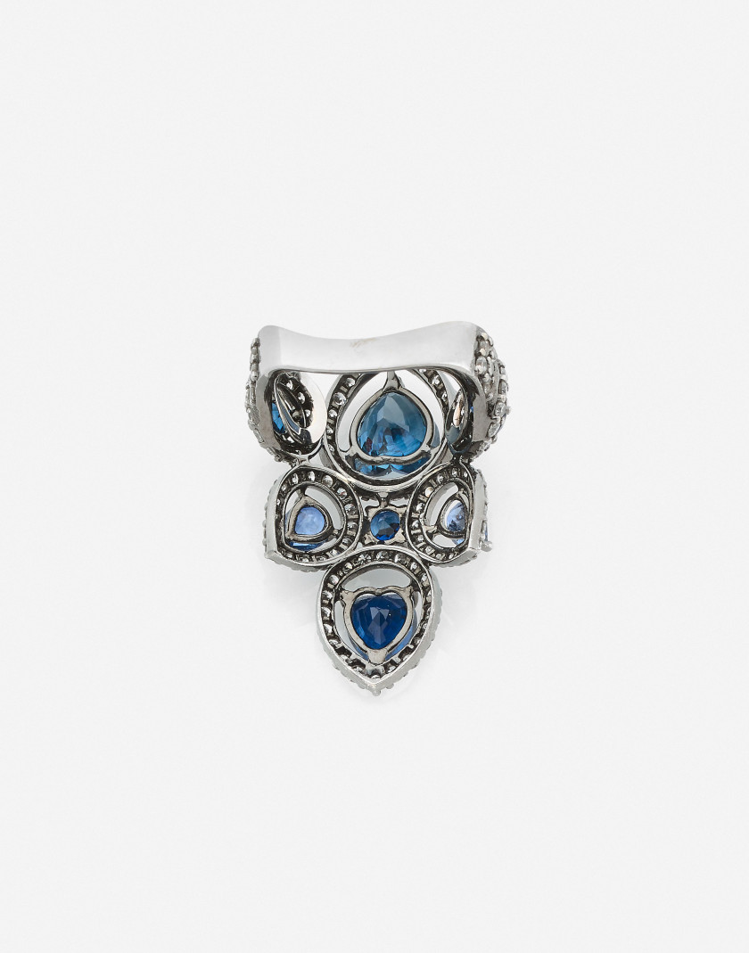 REPOSSI Bague En or noirci 18k, ajourée, sertie de saphirs ronds, poires ou coeur, chacun dans un entourage de diamants taillés en bril