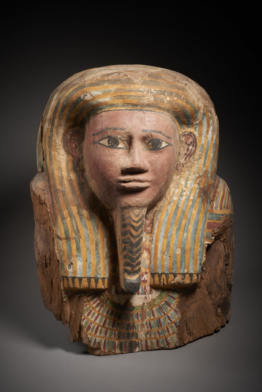 MASQUE DE SARCOPHAGE EN BOIS POLYCHROME  Art égyptien, Basse Époque, 664 - 332 av. J.-C.