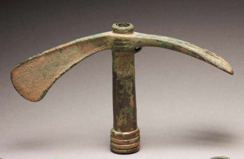 HACHE-HERMINETTE EN BRONZE  Luristan, 8e siècle av. J.-C.