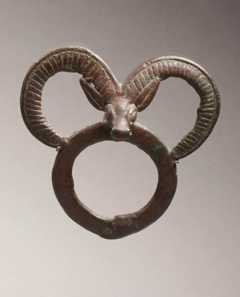ANNEAU DE HARNACHEMENT EN BRONZE  Luristan, 8e-7e siècle av. J.-C.