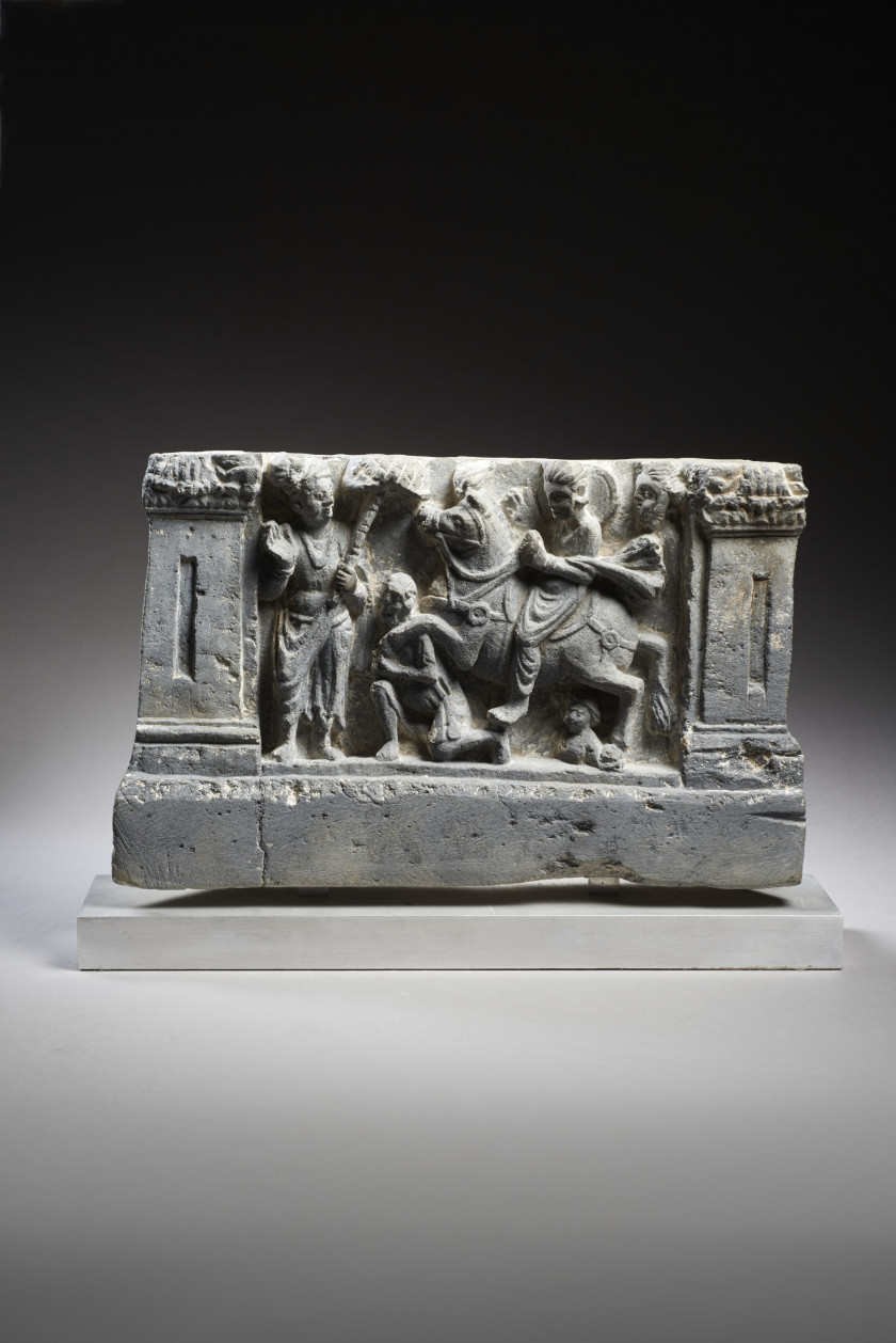 FRAGMENT DE FRISE EN SCHISTE GRIS  Art Gréco-bouddhique du Gandhara, 2e-3e siècle