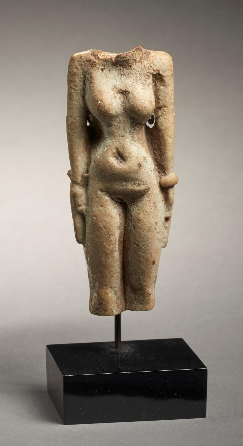 STATUETTE DE CONCUBINE EN FAÏENCE  Art égyptien, Basse Époque, 664 - 332 av. J.-C.