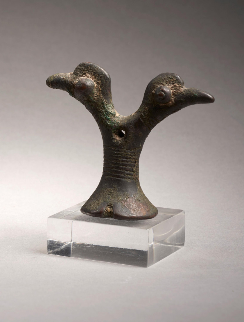 PENDANT-SCEAU AUX TÊTES D'OISEAUX OPPOSÉES EN BRONZE  Luristan, début du 1er millénaire av. J.-C.