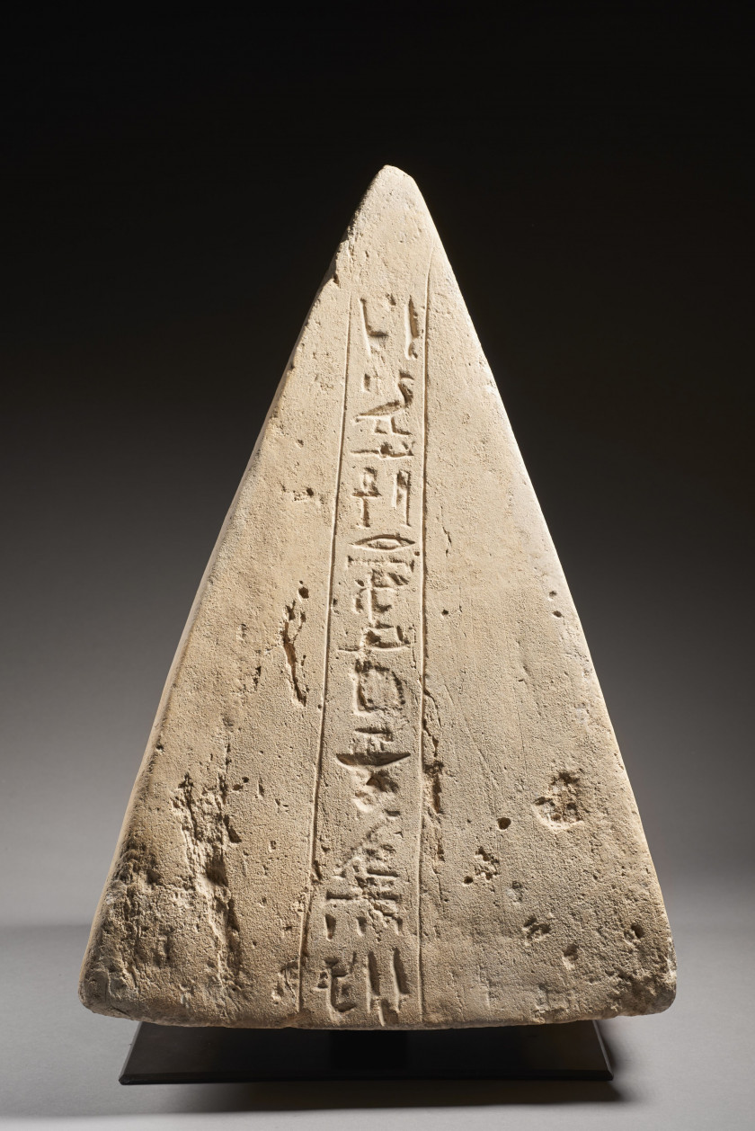 PYRAMIDION INSCRIT EN CALCAIRE  Art égyptien, Nouvel Empire, 1550 - 1069 av. J.-C.