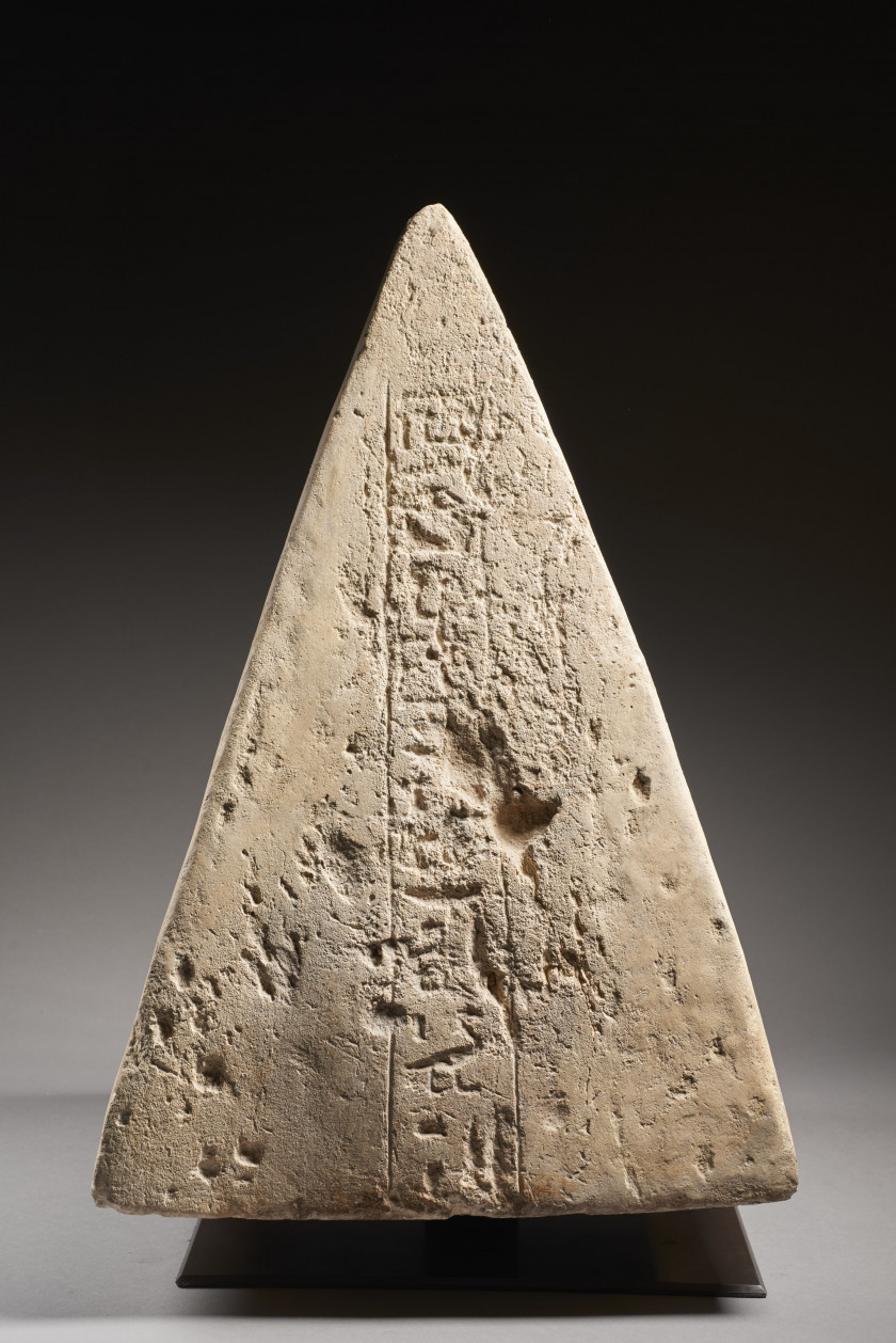 PYRAMIDION INSCRIT EN CALCAIRE  Art égyptien, Nouvel Empire, 1550 - 1069 av. J.-C.