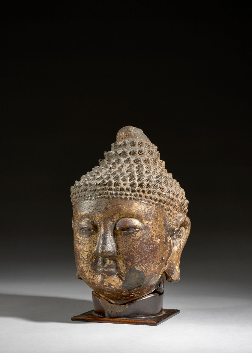 TÊTE DE BOUDDHA EN PIERRE GRISE LAQUÉE ROUGE ET OR, Chine, dynastie Ming, XVe-XVIe siècle