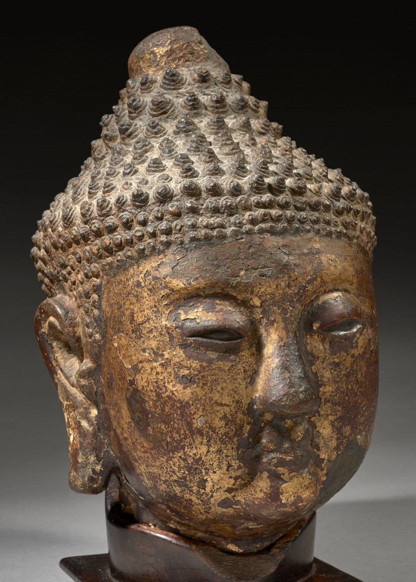 TÊTE DE BOUDDHA EN PIERRE GRISE LAQUÉE ROUGE ET OR, Chine, dynastie Ming, XVe-XVIe siècle