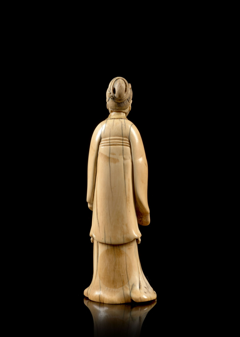 STATUETTE DE FEMME EN IVOIRE SCULPTÉ, Chine, XVIIe siècle