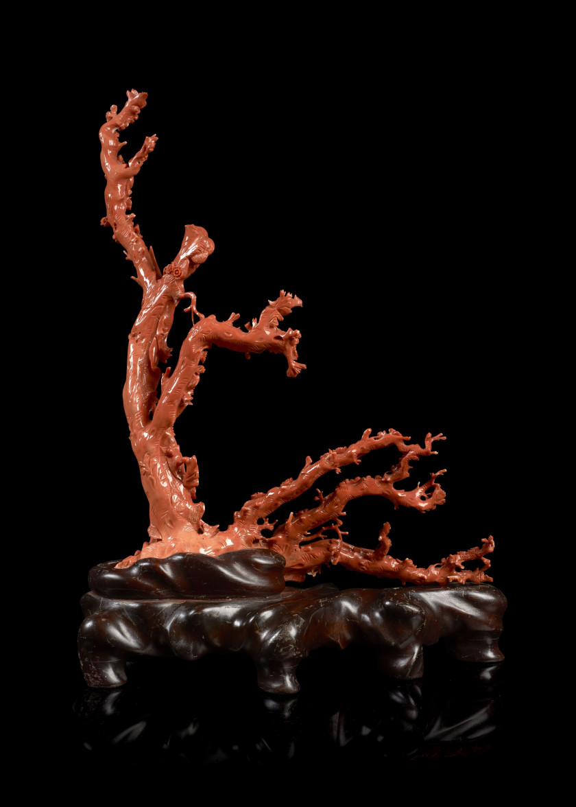 IMPORTANT GROUPE EN CORAIL ROUGE SCULPTÉ, Chine, XXe siècle