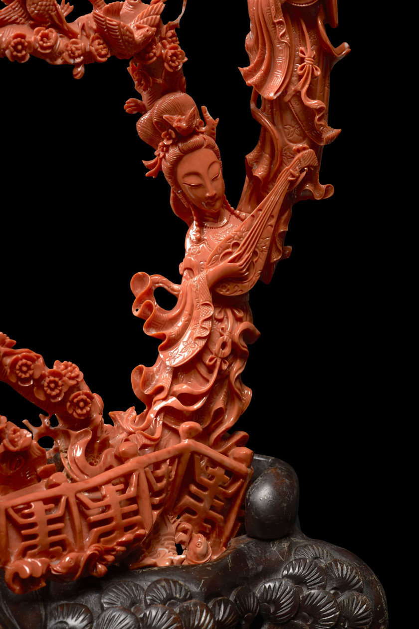 IMPORTANT GROUPE EN CORAIL ROUGE SCULPTÉ, Chine, XXe siècle