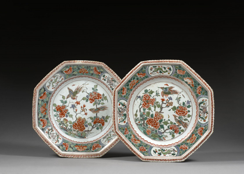 PAIRE DE PLATS OCTOGONAUX EN PORCELAINE FAMILLE VERTE, Chine, dynastie Qing, époque Kangxi (1662-1722)