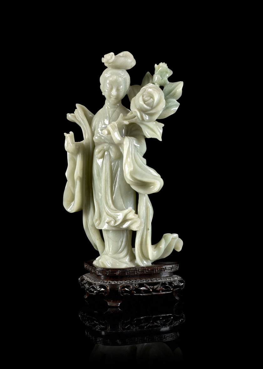 DEUX STATUETTES DE FEMME EN JADÉITE, Chine