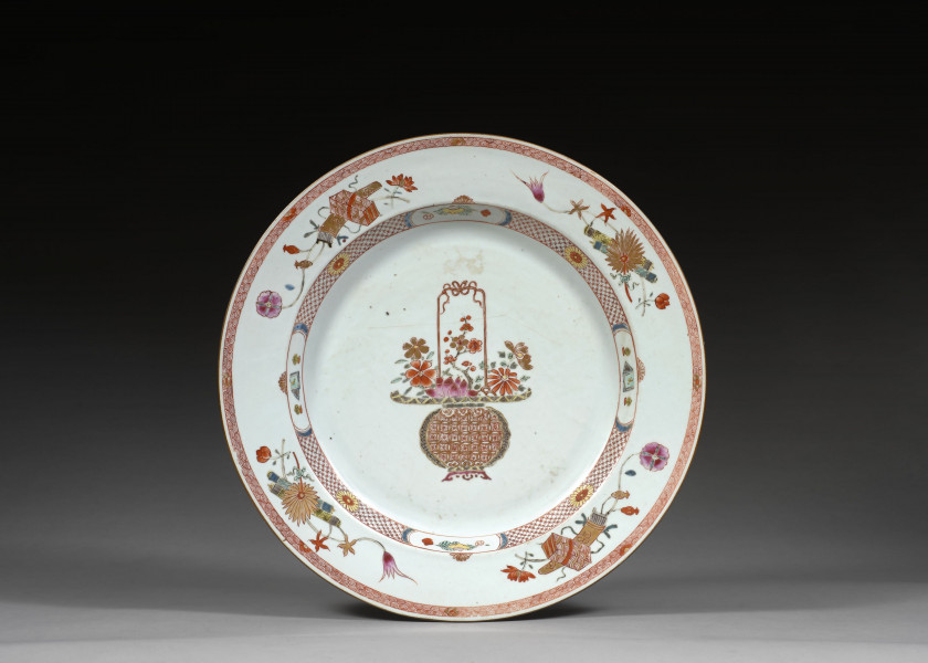 GRAND PLAT EN PORCELAINE FAMILLE ROSE, Chine, dynastie Qing, XVIIIe siècle