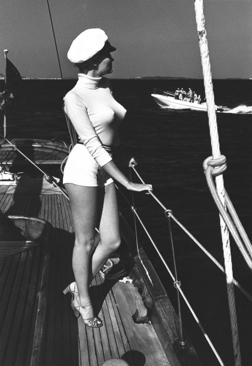 Helmut NEWTON (1920-2004) WINNIE ON DECK, OFF THE COAST OF CANNES – 1975 Tirage argentique d'époque