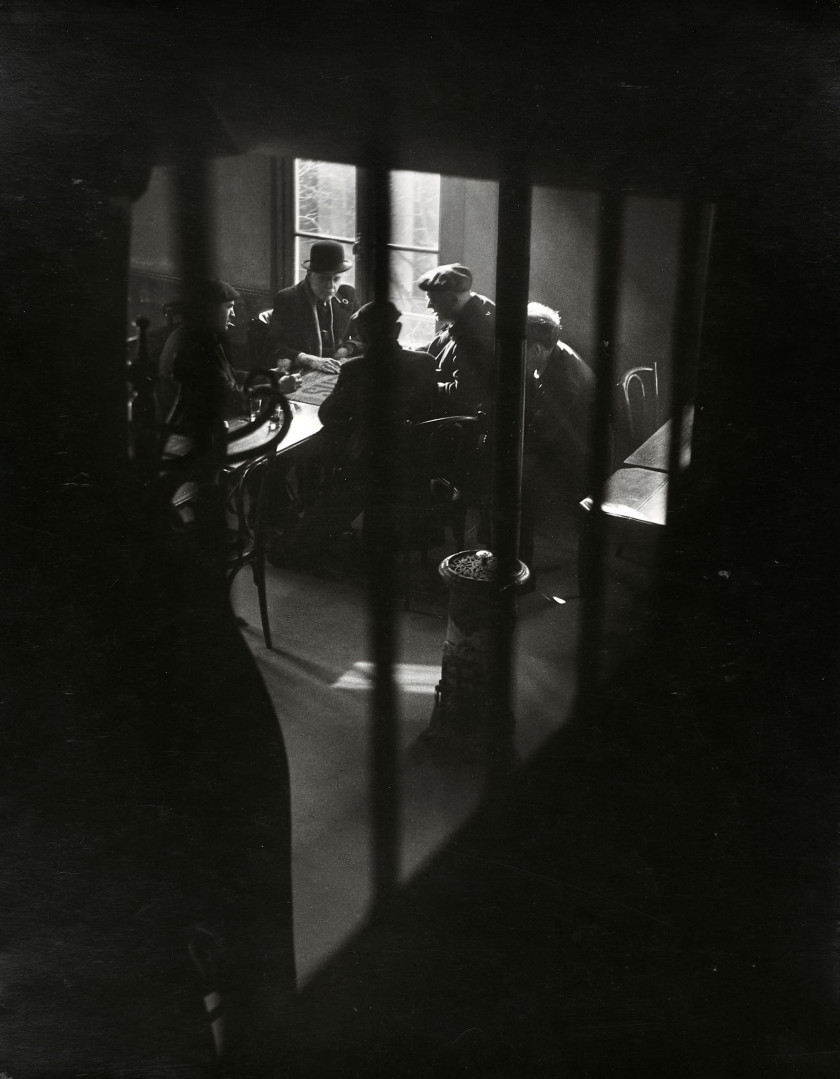 Willy RONIS 1910 - 2009 Café, rue des Cascades, Ménilmontant - Paris, 1948 Épreuve argentique (c. 1950)